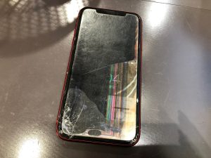 破損がひどく画面がほとんど見えなくなってしまったiPhone11