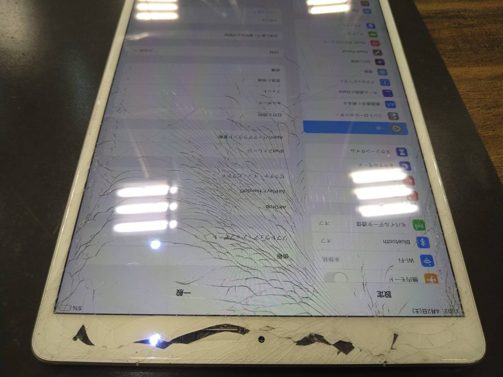 画面に穴が開いたiPadの修理