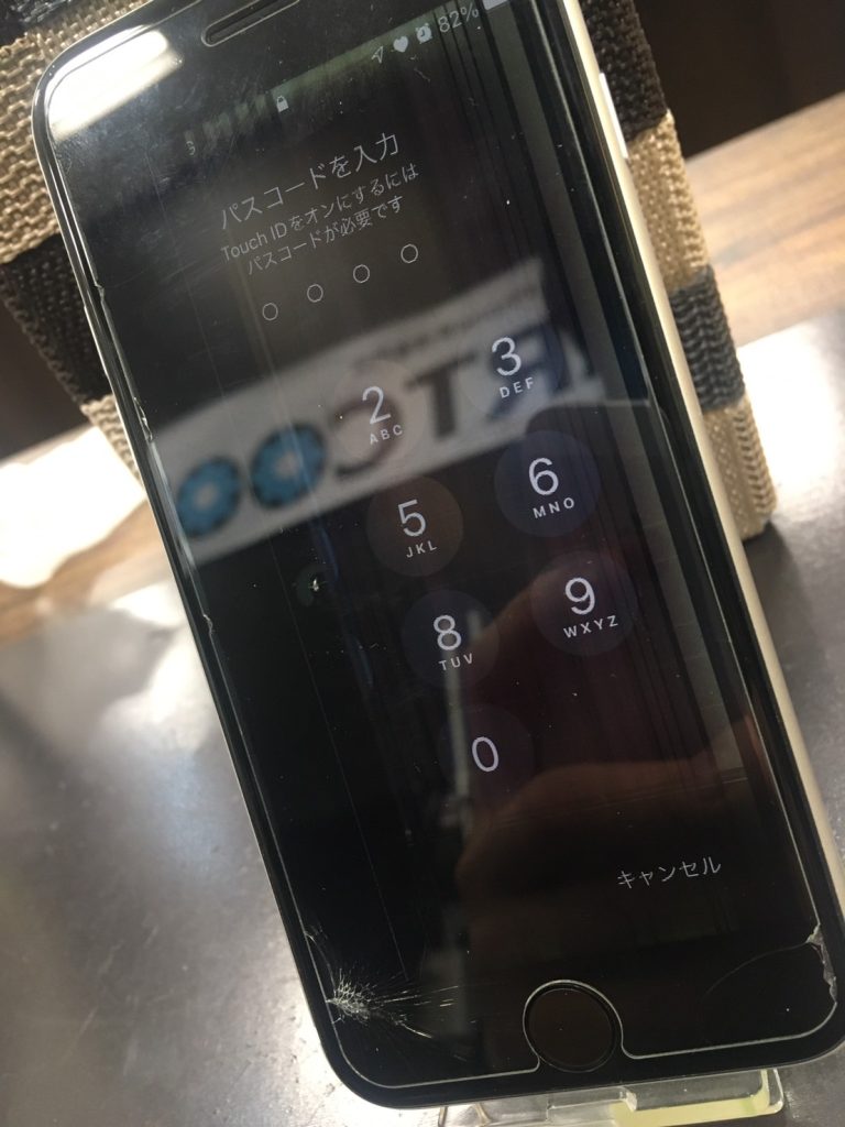 液晶漏れした iPhone SE2 の画面交換