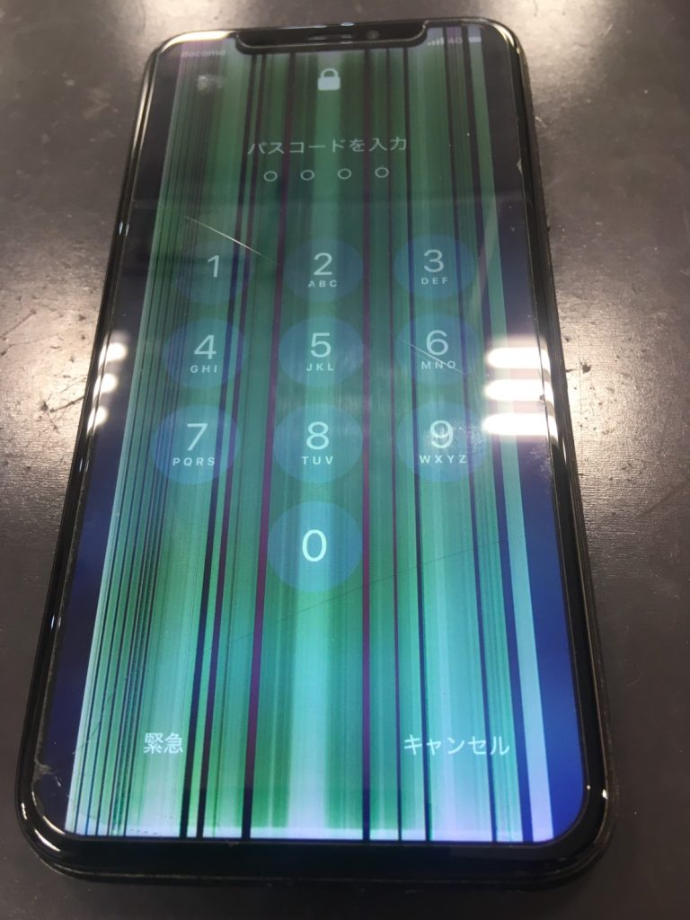 液晶に線が入ってしまった iPhone X の画面交換