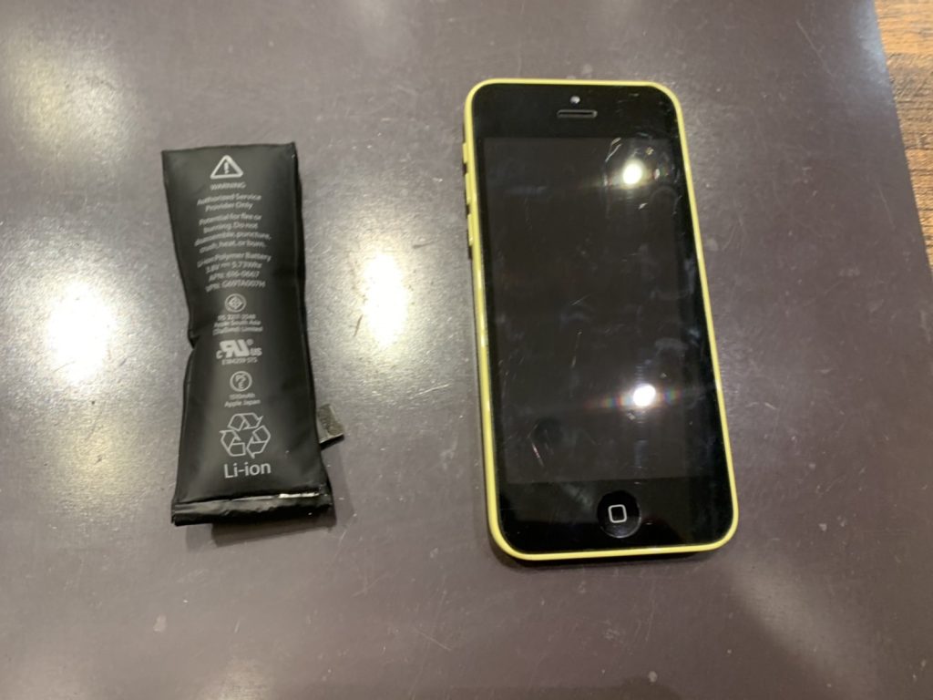 佐伯区八幡からお越しのお客様、iPhone5Cの電池交換