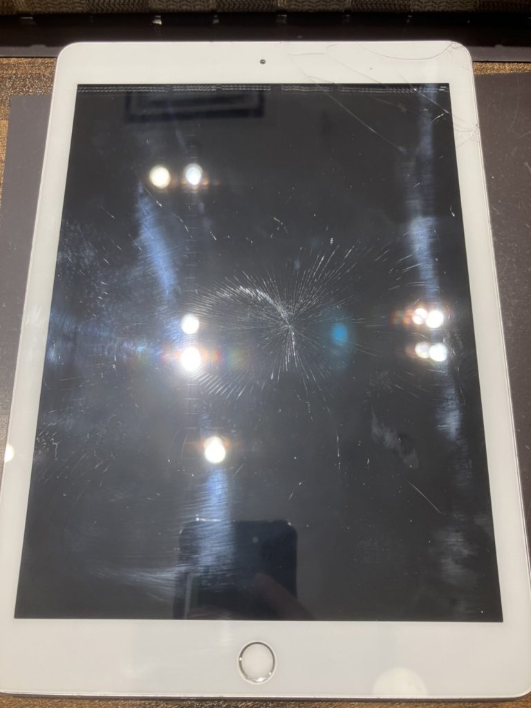 iPadの画面が割れてしまった、そんな時は当店へ！！