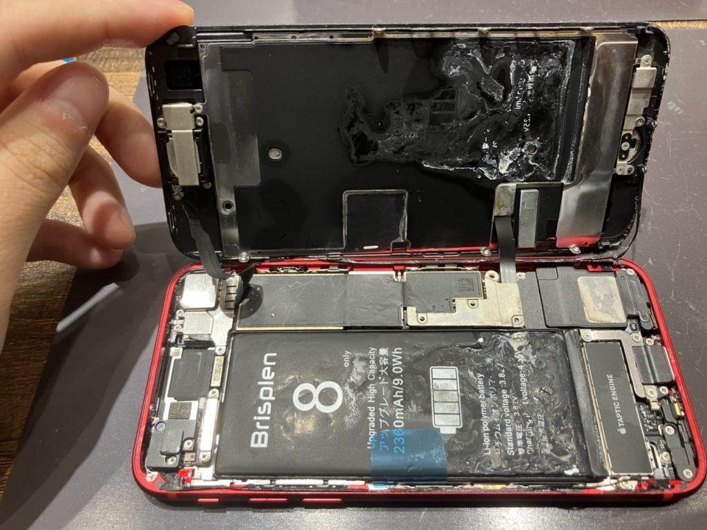 iPhoneの修理をご自身でされる場合はご注意ください。