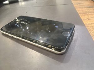 iPhoneの中にも埃が詰まりやすいので修理と一緒に綺麗にしませんか？