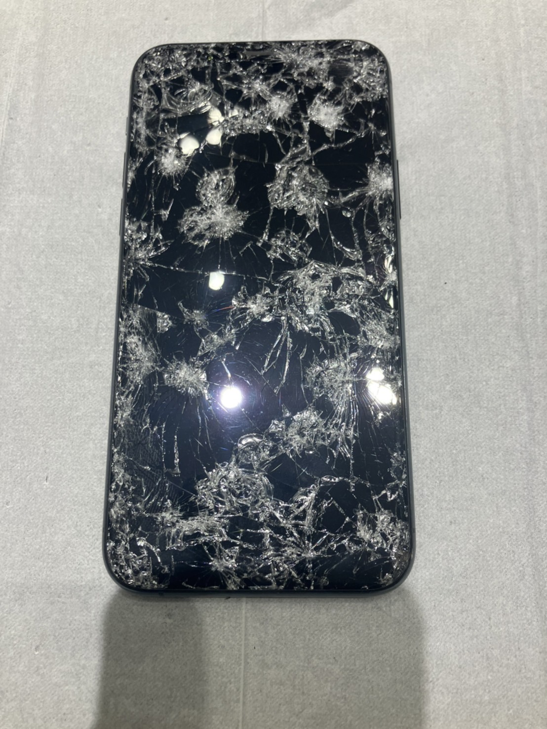 iPhone11Proの画面割れで映らなくなった状態の修理